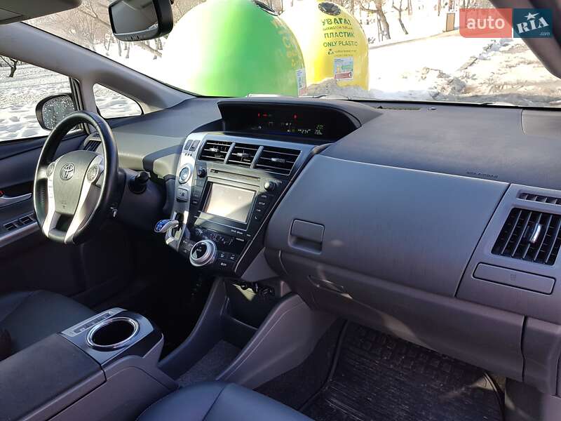 Универсал Toyota Prius v 2013 в Киеве