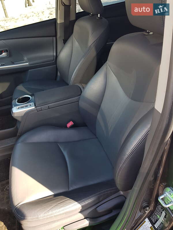Универсал Toyota Prius v 2013 в Киеве