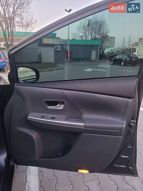 Универсал Toyota Prius v 2013 в Киеве