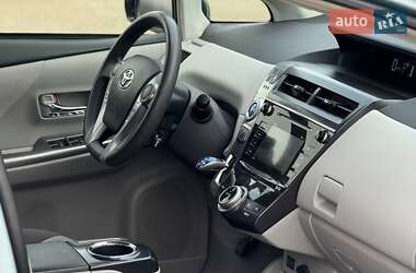 Универсал Toyota Prius v 2016 в 