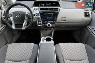 Универсал Toyota Prius v 2016 в 