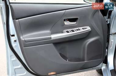 Универсал Toyota Prius v 2013 в 