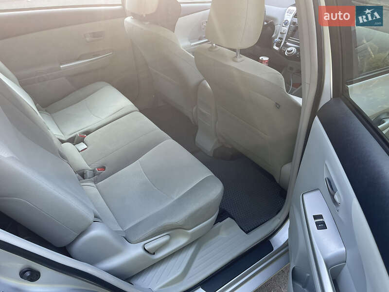 Хетчбек Toyota Prius v 2011 в Києві