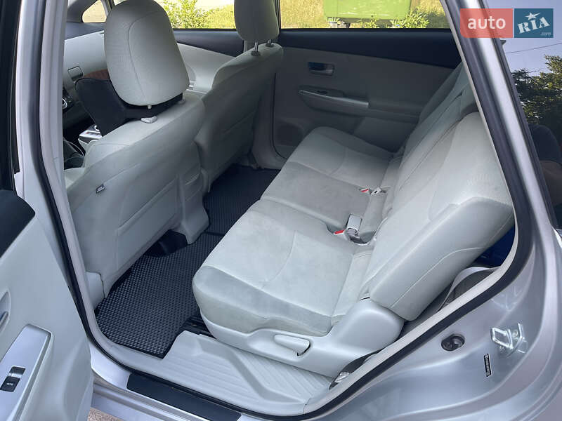 Хетчбек Toyota Prius v 2011 в Києві