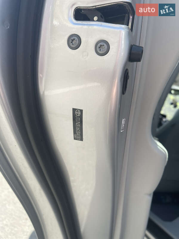 Хетчбек Toyota Prius v 2011 в Києві