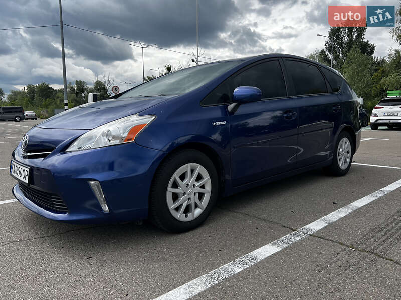 Toyota Prius v 2011