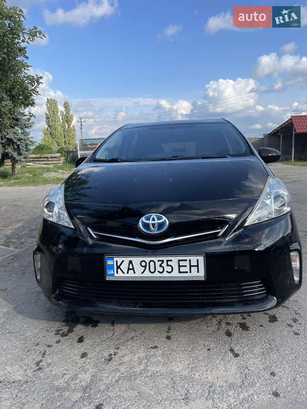 Toyota Prius v 2011