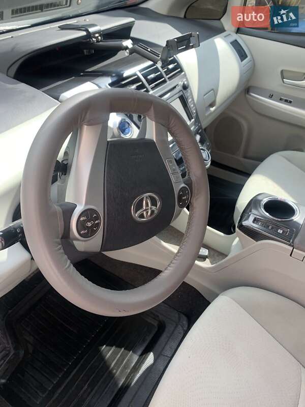 Универсал Toyota Prius v 2012 в Киеве