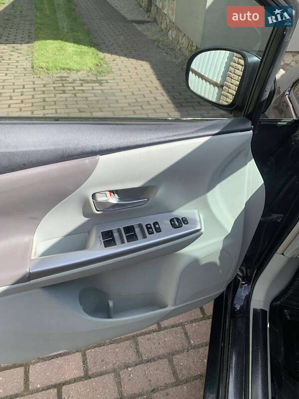 Универсал Toyota Prius v 2012 в Киеве