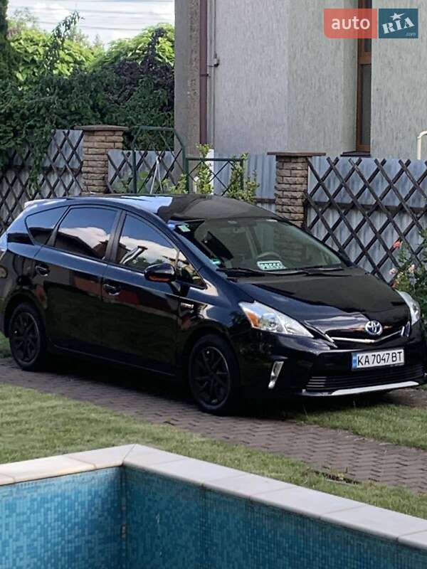 Универсал Toyota Prius v 2012 в Киеве