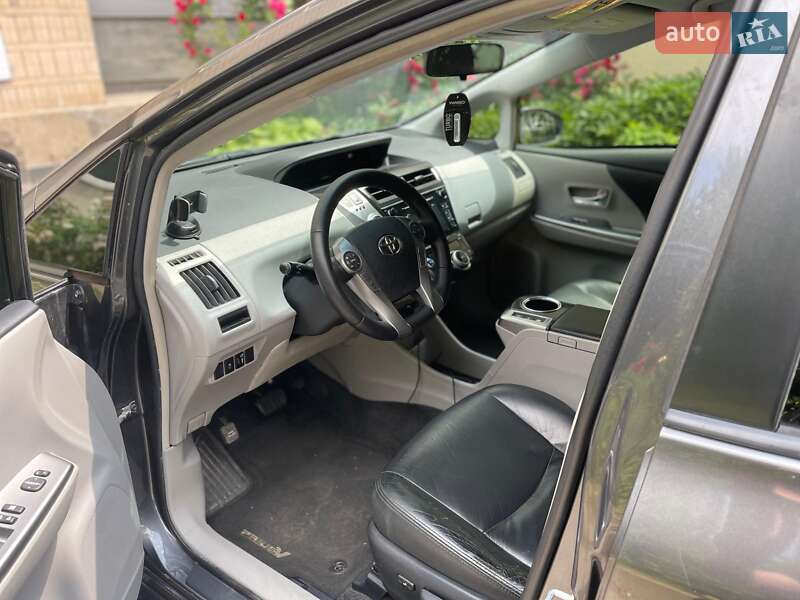 Универсал Toyota Prius v 2015 в Киеве