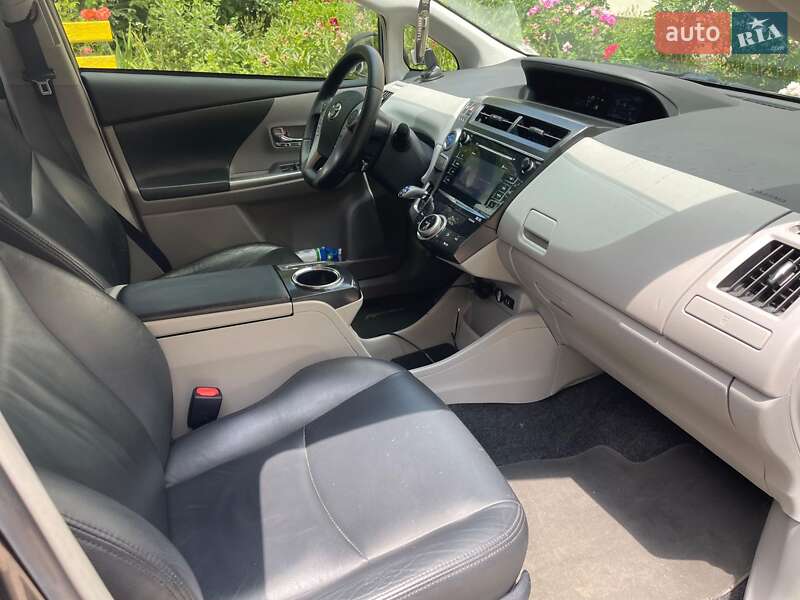 Универсал Toyota Prius v 2015 в Киеве