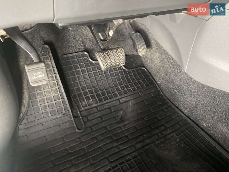 Универсал Toyota Prius v 2013 в Киеве