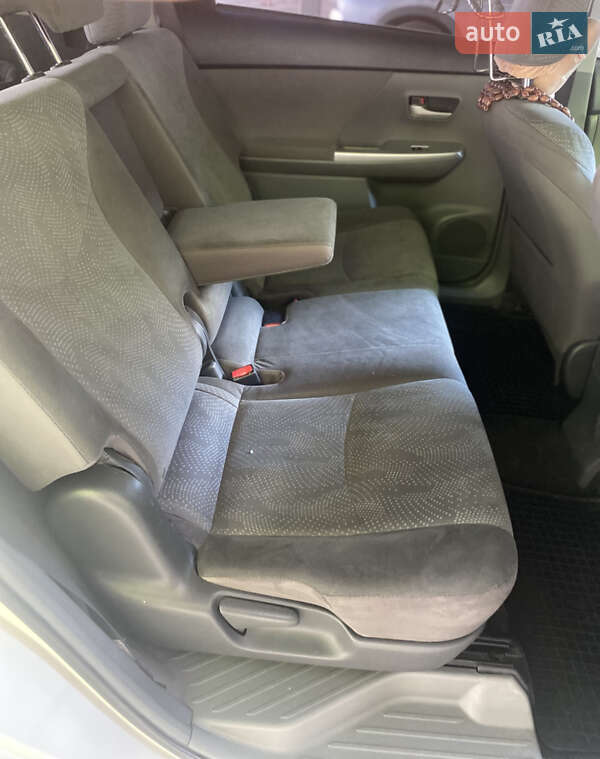 Универсал Toyota Prius v 2013 в Киеве