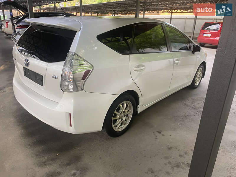 Универсал Toyota Prius v 2013 в Киеве