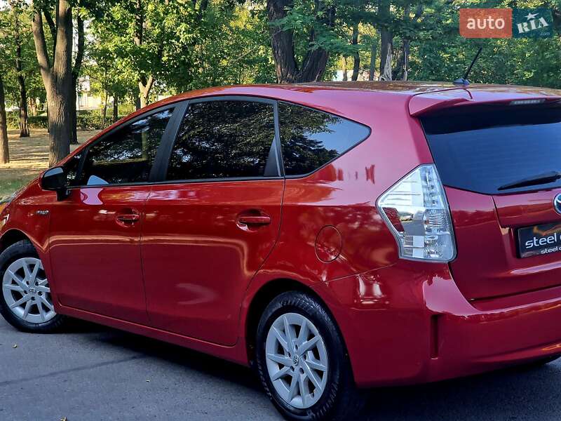 Универсал Toyota Prius v 2012 в Николаеве