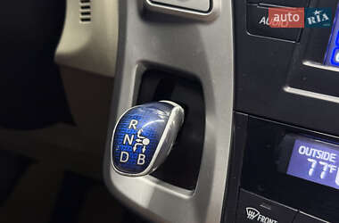 Универсал Toyota Prius v 2012 в 
