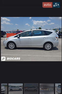 Универсал Toyota Prius v 2014 в 