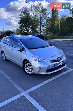 Универсал Toyota Prius v 2013 в Киеве