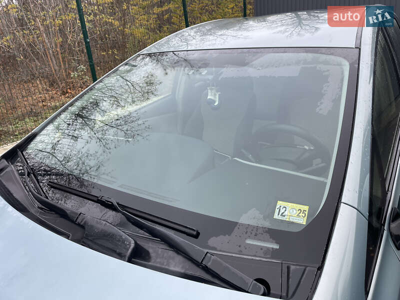 Хэтчбек Toyota Prius v 2016 в Киеве