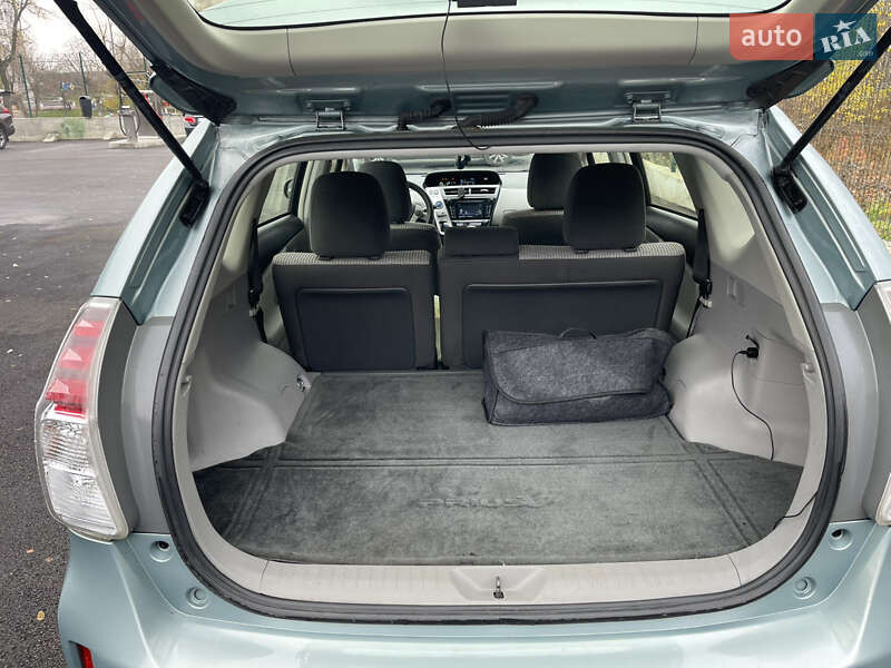 Хэтчбек Toyota Prius v 2016 в Киеве