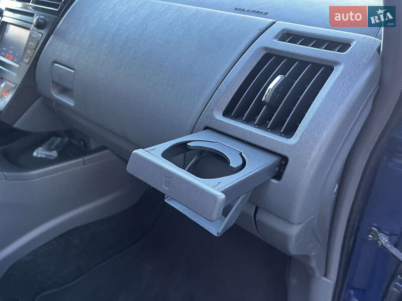 Універсал Toyota Prius v 2013 в Луцьку