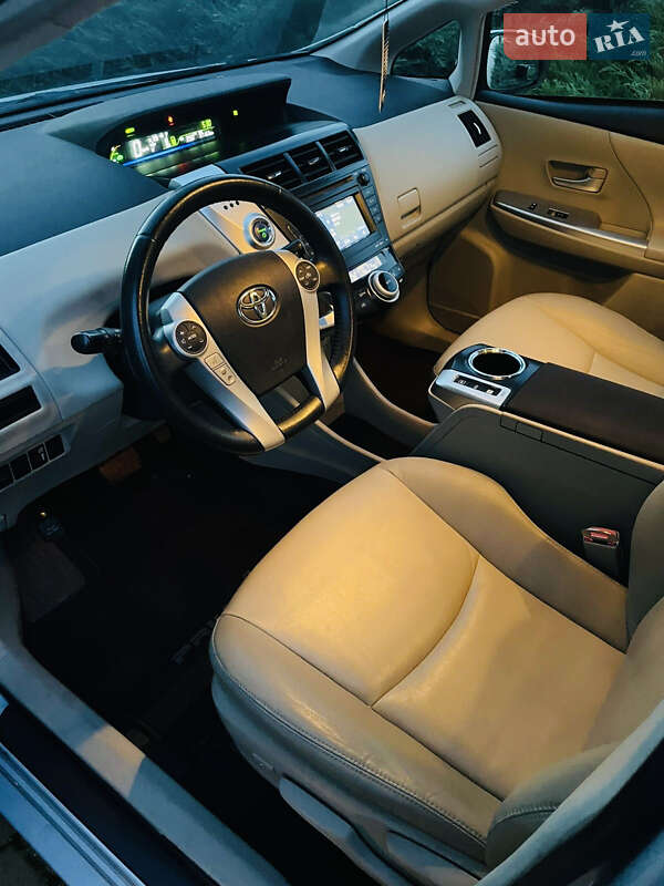 Универсал Toyota Prius v 2013 в Одессе