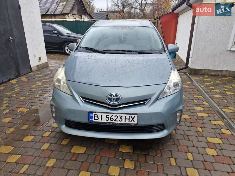 Toyota Prius v 2013