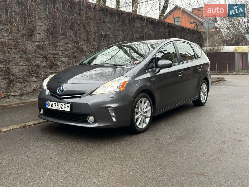 Toyota Prius v 2012