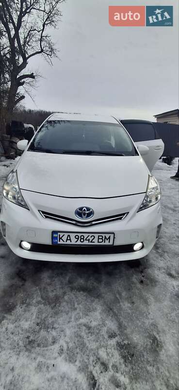 Toyota Prius v 2012