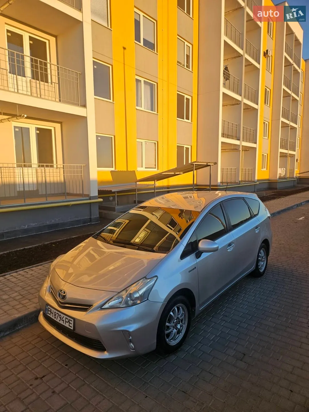 2014 Toyota Prius v (+) - мініатюра 2