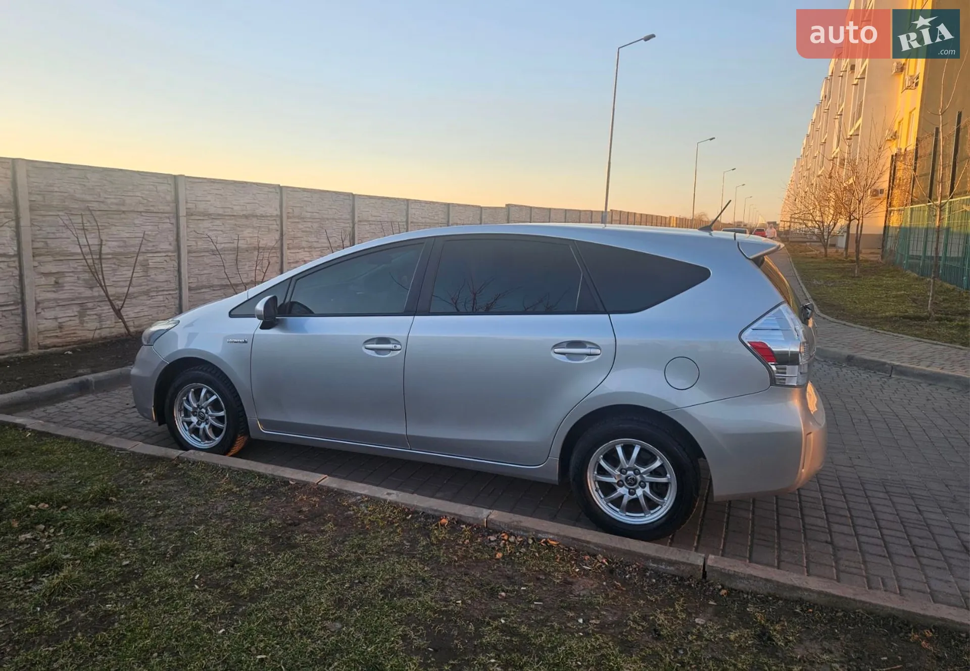 2014 Toyota Prius v (+) - мініатюра 9