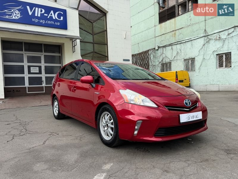 Toyota Prius v 2013