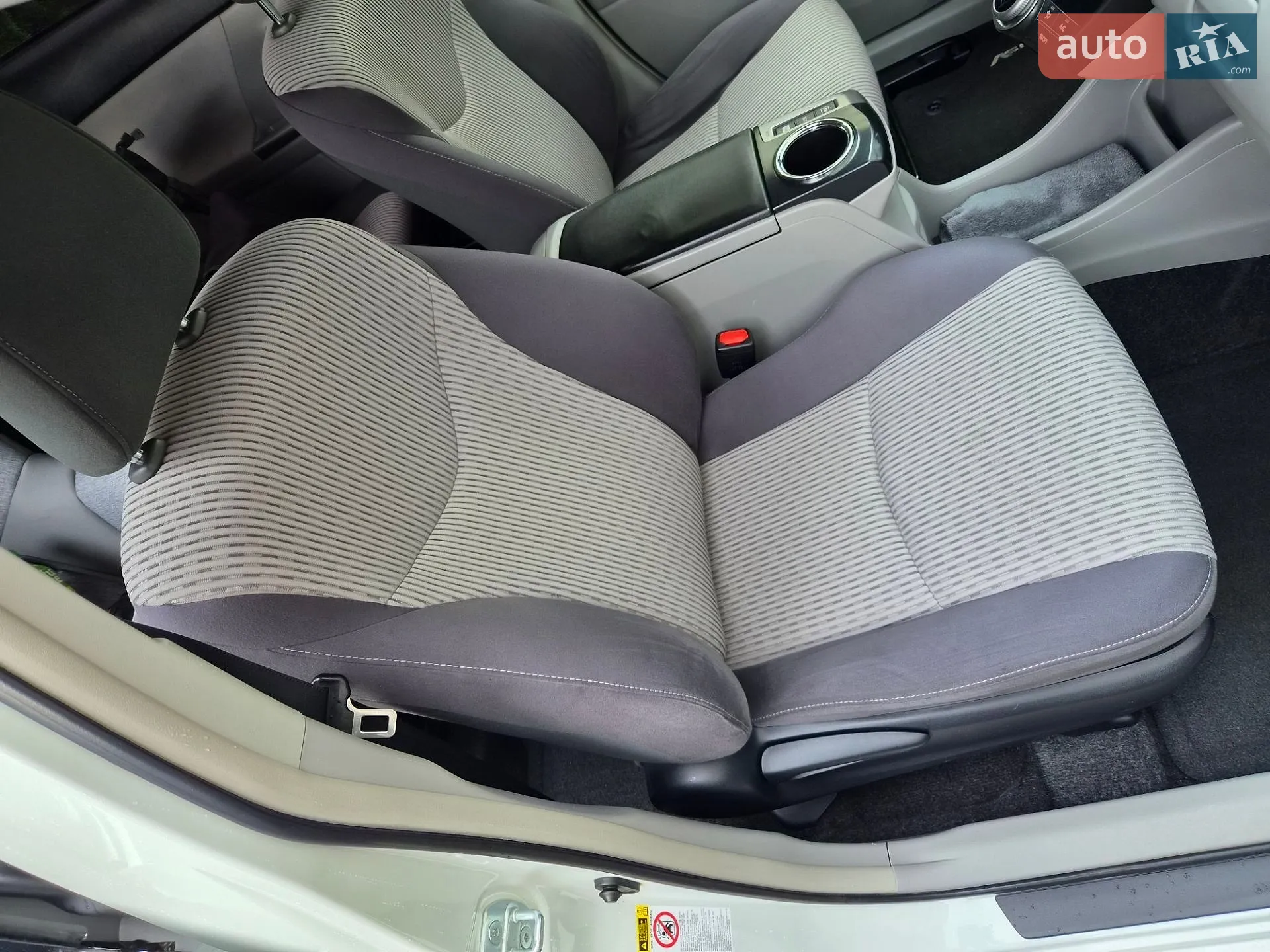 2014 Toyota Prius v (+) - мініатюра 36