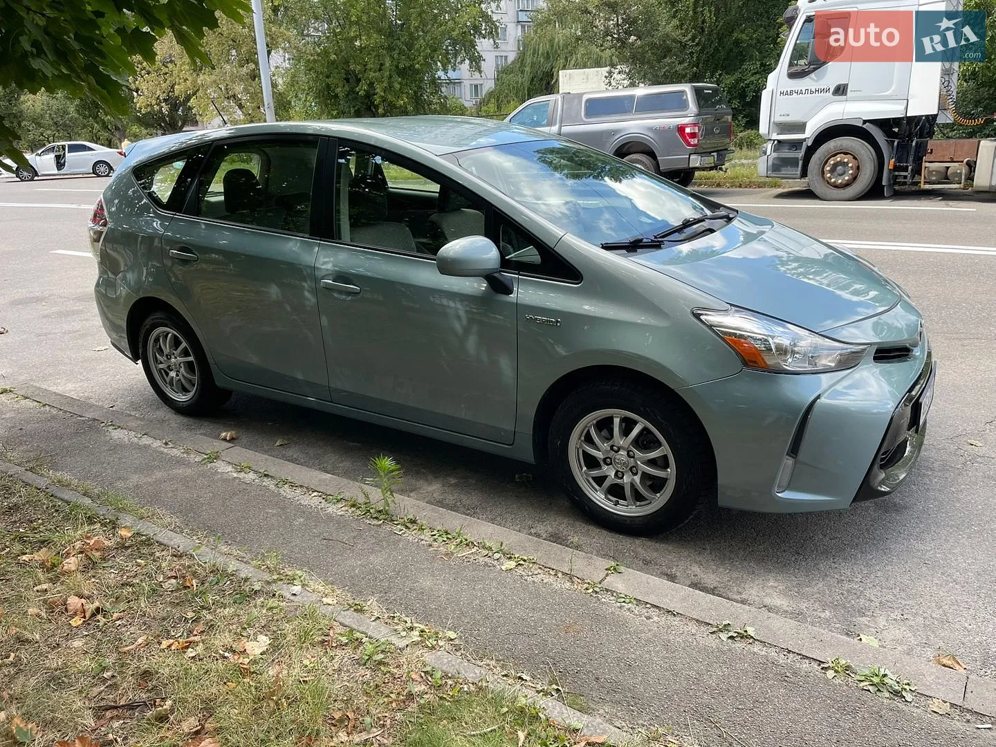 2016 Toyota Prius v (+) - мініатюра 3