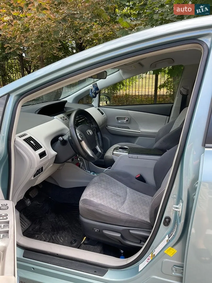 2016 Toyota Prius v (+) - мініатюра 14