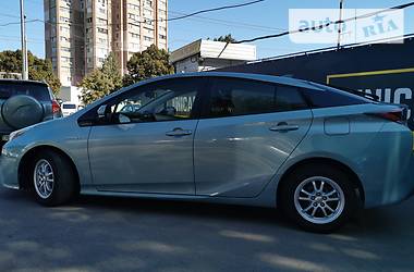 Седан Toyota Prius 2016 в 