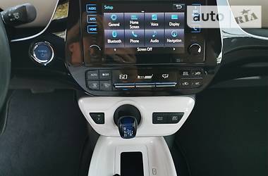 Седан Toyota Prius 2016 в 