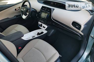 Седан Toyota Prius 2016 в 