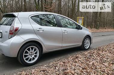 Хетчбек Toyota Prius 2013 в 
