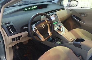 Хетчбек Toyota Prius 2015 в 