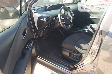 Хетчбек Toyota Prius 2016 в 