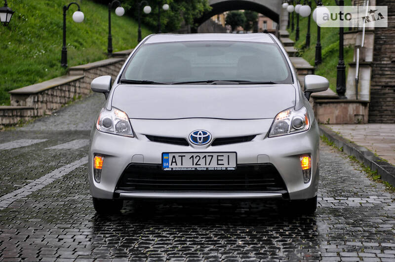 Седан Toyota Prius 2015 в Черновцах