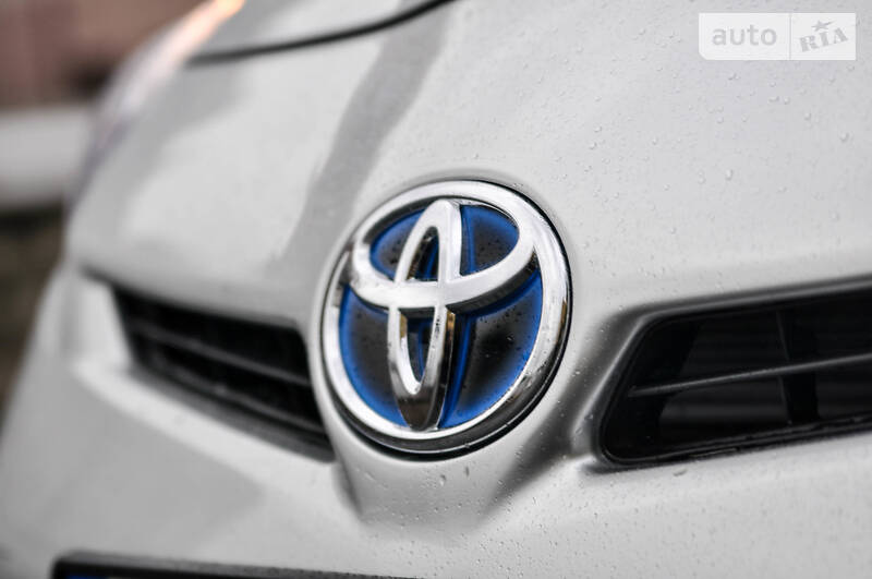 Седан Toyota Prius 2015 в Черновцах