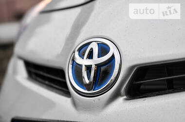 Седан Toyota Prius 2015 в 