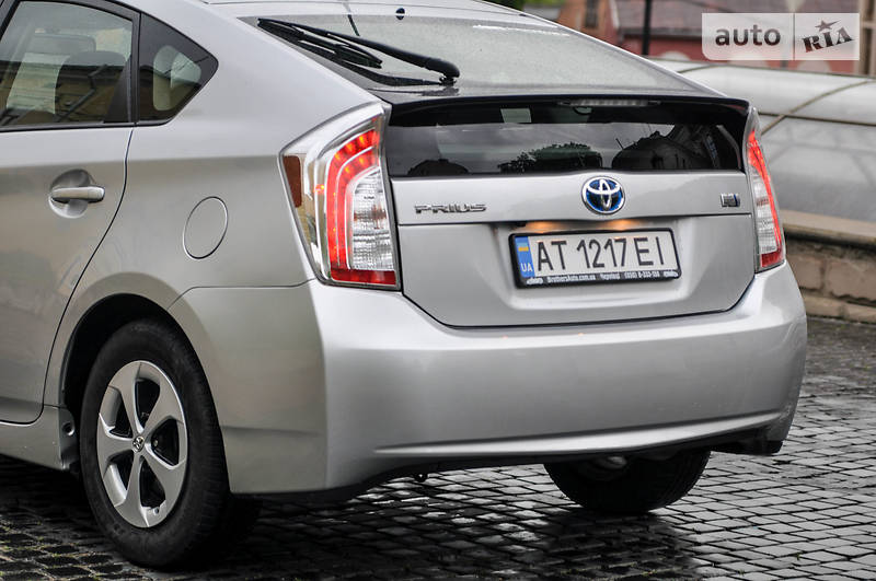 Седан Toyota Prius 2015 в Черновцах