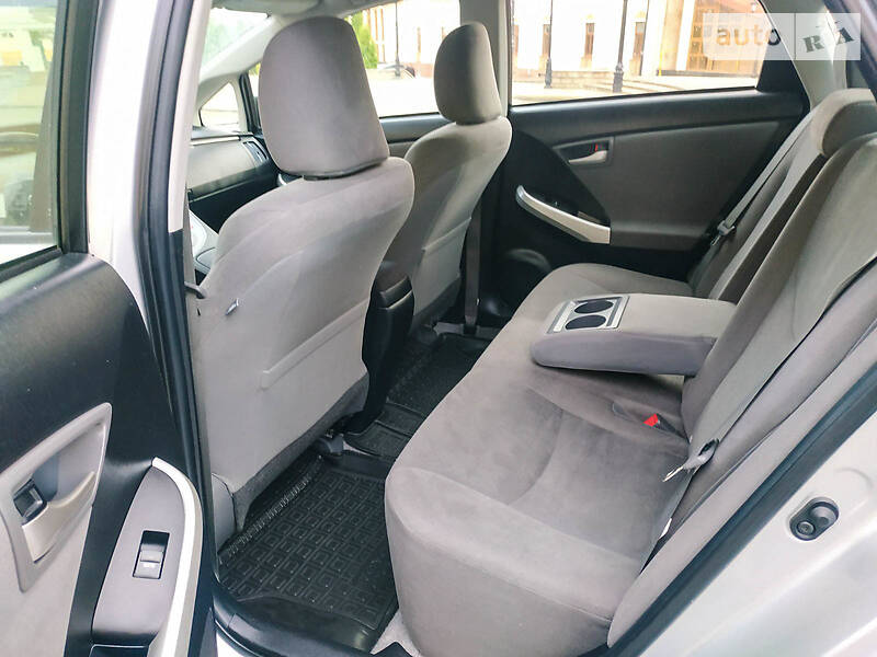 Седан Toyota Prius 2015 в Черновцах