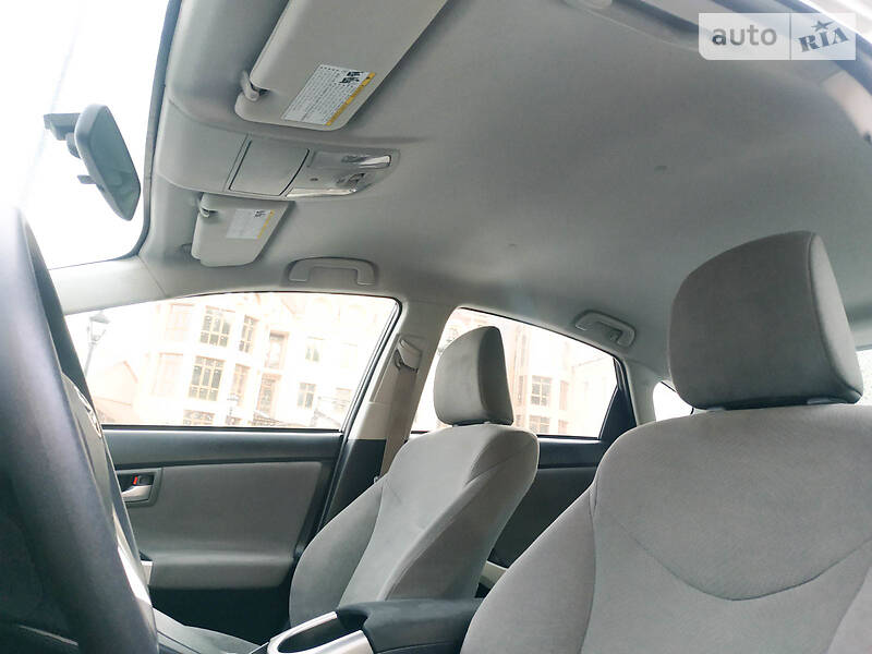 Седан Toyota Prius 2015 в Черновцах