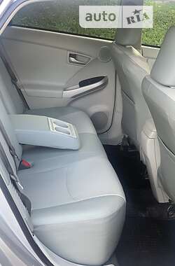 Хэтчбек Toyota Prius 2014 в 