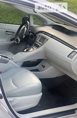 Хэтчбек Toyota Prius 2014 в 